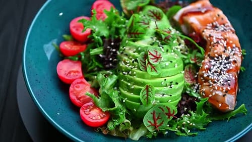 Fresh Salad with Avocado, Tomato and Grilled Chicken