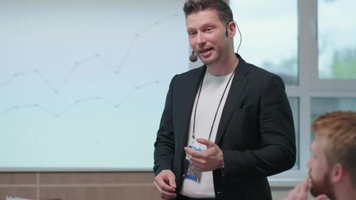 Un expert financier et analyste commercial prend la parole lors d'une conférence pour communiquer avec les participants