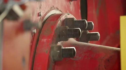 Vista aproximada de componentes de máquinas industriais destacando detalhes e clipe de estoque de artesanato