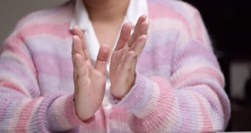 Erfolgreiche junge asiatische Geschäftsleute sitzen da und klatschen glücklich in die Hände, um Ihrem Kollegen zu gratulieren