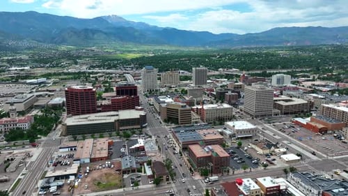 Fotografía en
órbita alta sobre el centro de Colorado Springs, Colorado. Imagen aérea de establecimiento del horizonte con Pikes