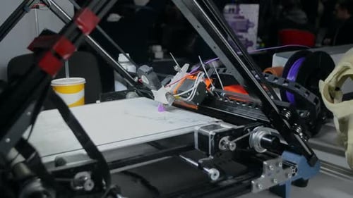 3D-Drucker 3D-Druckprozess Bedienung Funktionierender 3D-Drucker Nahaufnahme 3D-Drucker
