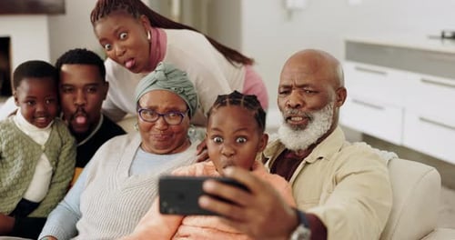 Multigenerational Family Poses for a Fun Selfie