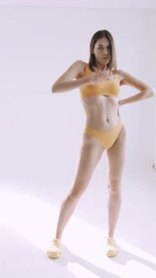 Professionelles Modelgirl in gelber Unterwsche posiert. Sexy Mdchen in Dessous. Mode. Vertikales Video Professionelles Modelgirl in gelber Unterwsche posiert. Sexy Mdchen in Dessous. Mode. Vertikales Video