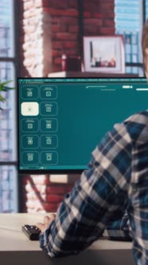 Homem procurando um tutorial sobre maquete de tablet para aprender a usar IA de texto para vídeo