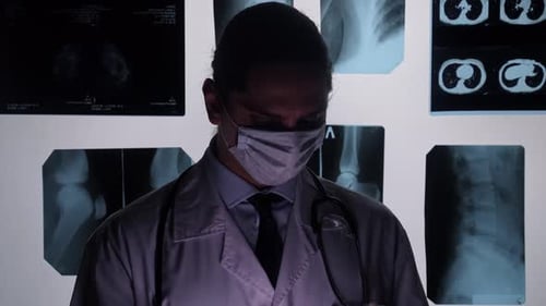 Professionnel de la santé analysant des images radiographiques avec focus