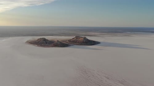 Vista aérea de las montañas Karynzharyk, Kazajstán.