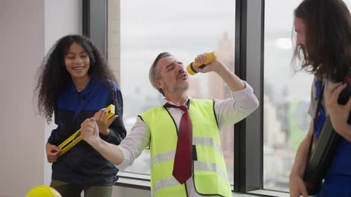 Engenheiros usando o plano de projeto, discutindo e trabalhando