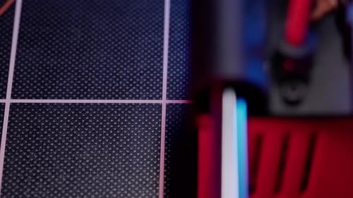 Der Prozess des Druckens eines Teils auf einem 3D-Drucker in Nahaufnahme Beobachten Sie, wie unser Drucker jedes winzige Teil zum