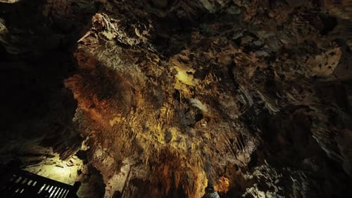 Cueva subterránea con formaciones de estalactitas y estalagmitas
