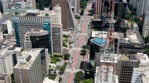 Vista de cima para baixo da Avenida Paulista no centro de São Paulo, Brasil