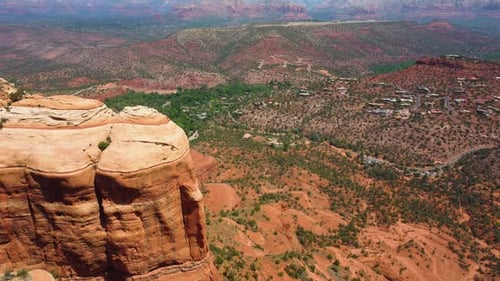 Cathedral Rock ist eine natürliche Sandsteinhütte an der Skyline von Sedona und eine der am meisten fotografierten