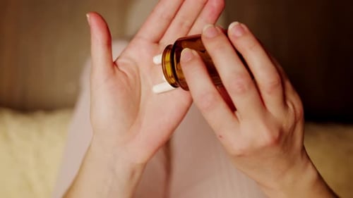 Makro-Nahaufnahme von Pillen und Vitaminen auf den Händen einer Frau, die viele verschiedene Medikamente und Schmerzmittel hält