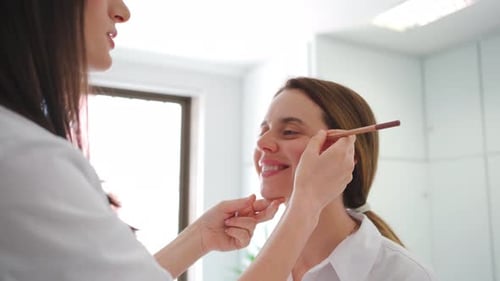 Cosmetóloga profesional consulta al cliente