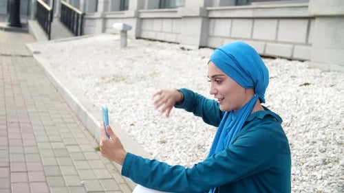 Concepto de mujer árabe y tecnología