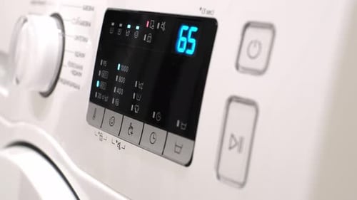 Nahaufnahme des manuellen Einschaltens der Waschmaschine
