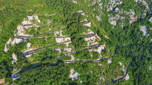 Estrada sinuosa Lovcensky Serpentine com curvas perigosas que levam ao topo do Montenegrino
