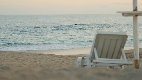 Tropische Strandlandschaft im Sommer, leerer Plastikstuhl mit Blick auf den Ozean auf Teneriffa