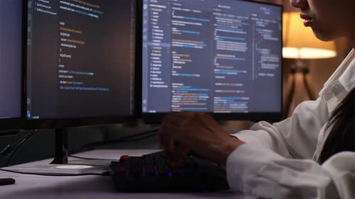 Nahaufnahme einer asiatischen Programmiererin, die eine innovative Softwareingenieurin entwickelt, die App und ein Programm entwickelt