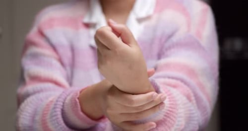 Frau hat Bürosyndrom und Entspannungsarthritis mit Selbstmassage Dehnung Fingerreflexol