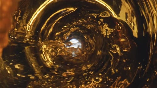 Glaswaren mit goldenem Lagerbier in Makrozeitlupe, Ansicht von oben