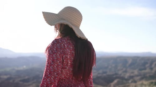 Frau umarmt Freiheit in malerischer Berglandschaft