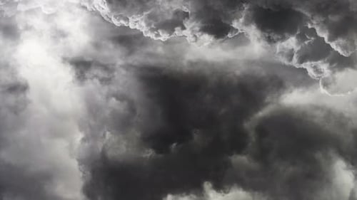 Las oscuras nubes de tormenta se movían rápidamente