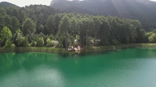 Luftaufnahmen über dem See in den Bergen, sonnige, grüne Landschaft