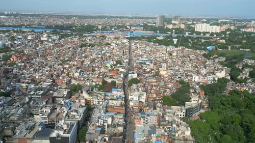 R K Ashram Metrostation Paharganj City in Neu-Delhi, Drohne aus der Vogelperspektive, bewegt sich von vorne nach hinten breit 1