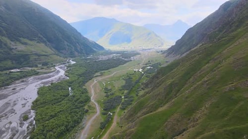 Vue par drone d'une vallée fluviale entourée de montagnes