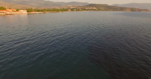 Vue aérienne : Un bateau de pêche dans la baie devant Molyvos, en Grèce.