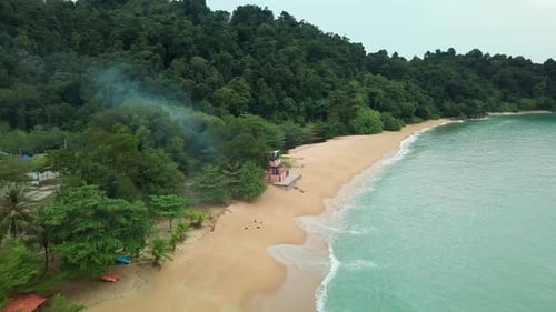 Luftaufnahme des Strandes von Pangkor Island am Abend, Malaysia