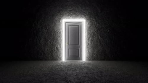 Lumière vive s'ouvrant par une porte dans une pièce sombre