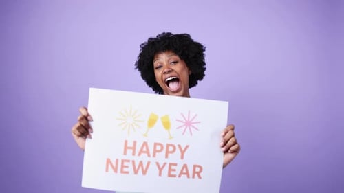 Mulher desejando feliz ano novo em fundo roxo Câmera lenta