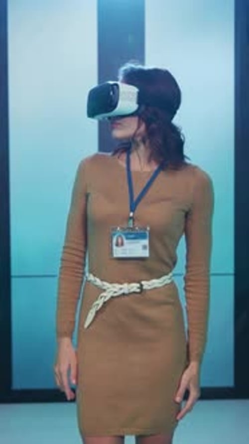 Eine Frau beschäftigt sich mit der Verwendung eines Virtual-Reality-Headsets in einer modernen und innovativen Umgebung