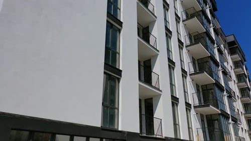 Fachada de un edificio de apartamentos de nueva construcción. Edificio moderno de gran altura con ventanas de vidrio