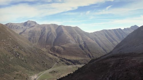 Vue aérienne, belle montagne apaisante, paysage ensoleillé d'été des Alpes, vacances touristiques, Kühtai, Autriche