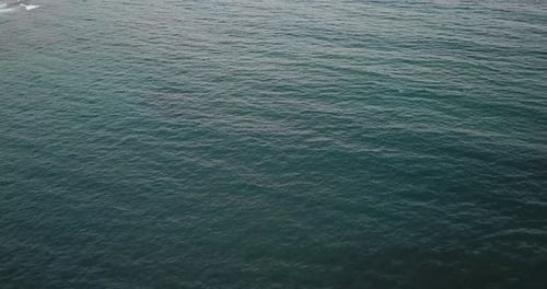 Foto estendida de drone da água do oceano ao pôr do sol