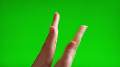 Les mains des femmes applaudissent sur fond d'écran vert Les mains des filles applaudissent sur une touche chromatique
