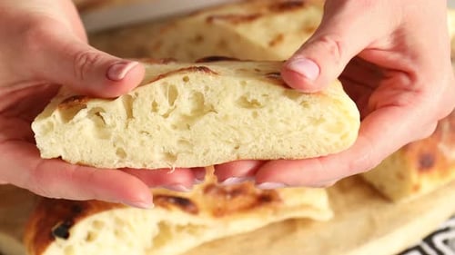 Frau mit leckeren Fladenbrotstücken am Tisch, Nahaufnahme