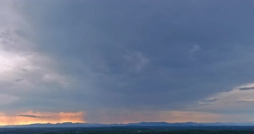 Das Dramatisch Licht und die Farben des Sonnenuntergangs über den Wolken sorgen für ein wunderschönes