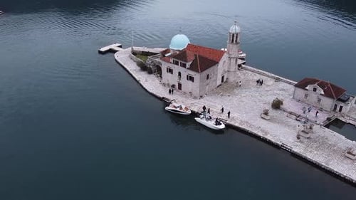 Île au Monténégro dans la mer