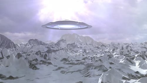 Un enorme ovni con platillo alienígena volando sobre un paisaje nevado