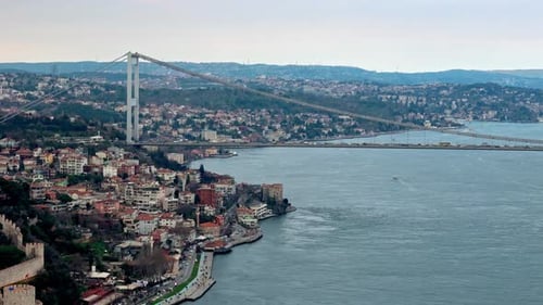 Luftaufnahme der Istanbuler Bosporus-Brücke und des Küstenwohnviertels