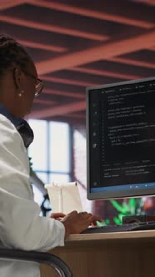 Vertikaler Video-Telearbeitsprogrammierer, der einen Computer für die Berechnung künstlicher Intelligenz verwendet