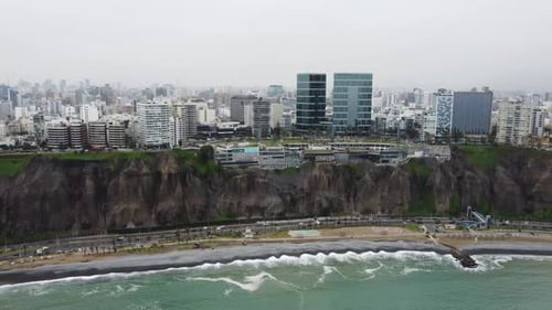 Playa, olas, el paseo marítimo del distrito de Miraflores. Lima, Perú