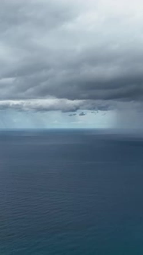 Vídeo vertical: drama aéreo, tempestuosa costa mediterrânea e panorama da cidade com céus estrondosos