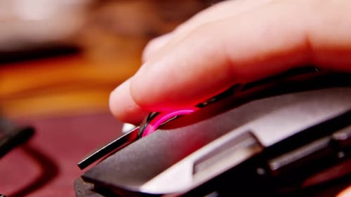 Nahaufnahme der Gamer-Maus mit Regenbogen-LED-Lichtern, Klicken und Scrollen