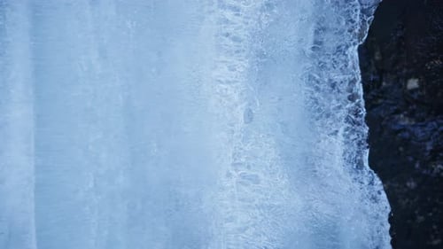 Eis schmilzt und die Kamera bewegt sich langsam über das Eis und zeigt Details