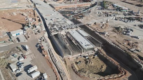 Imágenes aéreas de una gran, enorme obra en construcción en Atenas (Grecia), de un edificio, una carretera, grúas, un ingeniero